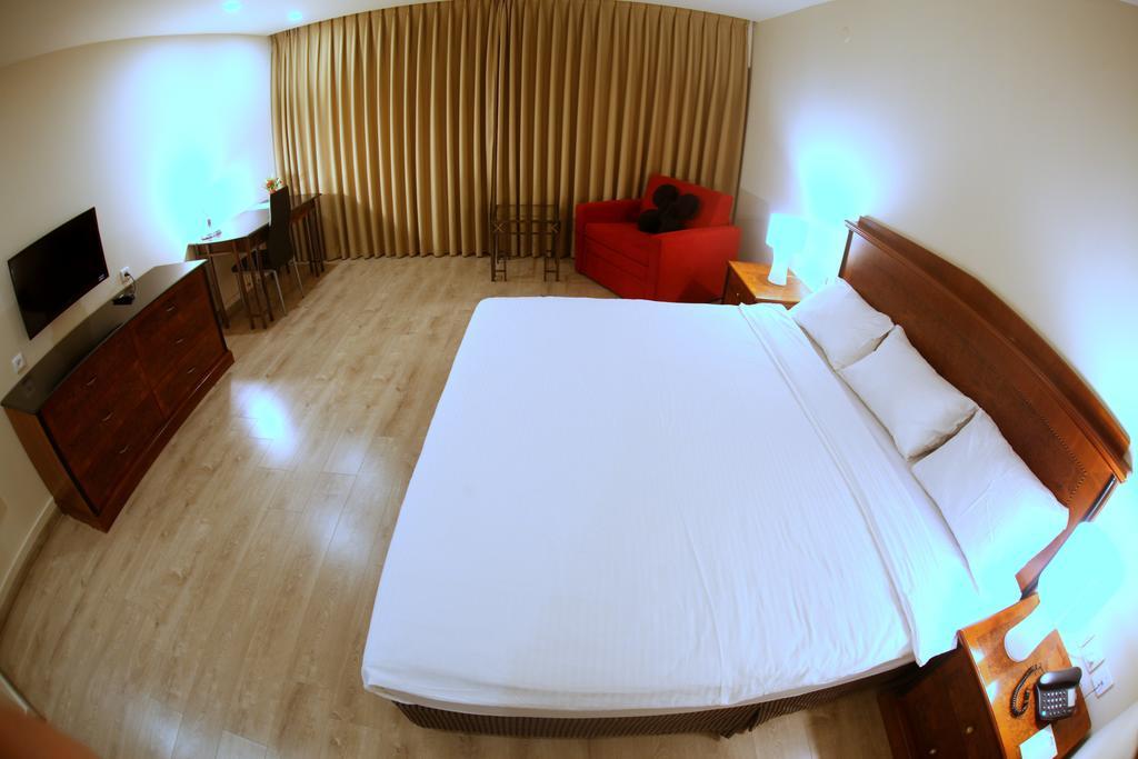 Avia Hotel & Resort Yehud-Monosson エクステリア 写真