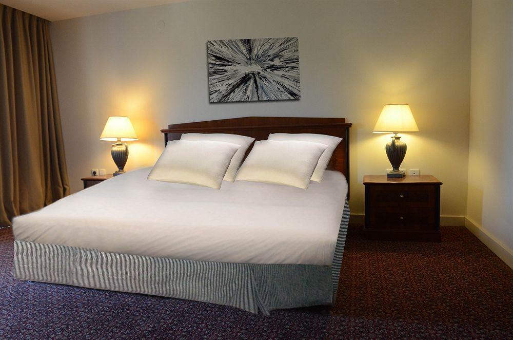 Avia Hotel & Resort Yehud-Monosson エクステリア 写真