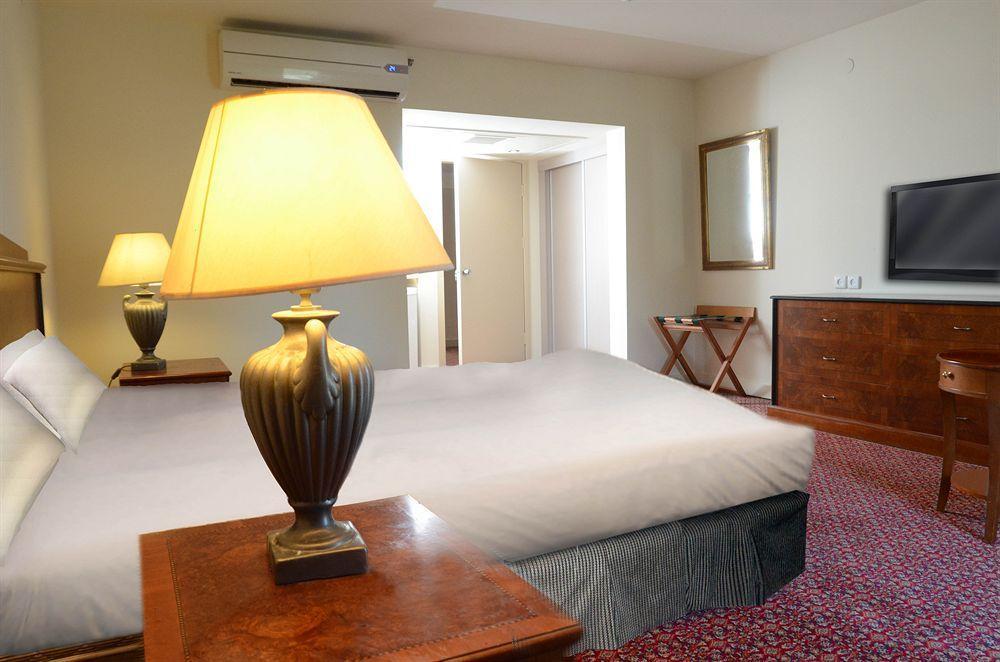 Avia Hotel & Resort Yehud-Monosson エクステリア 写真