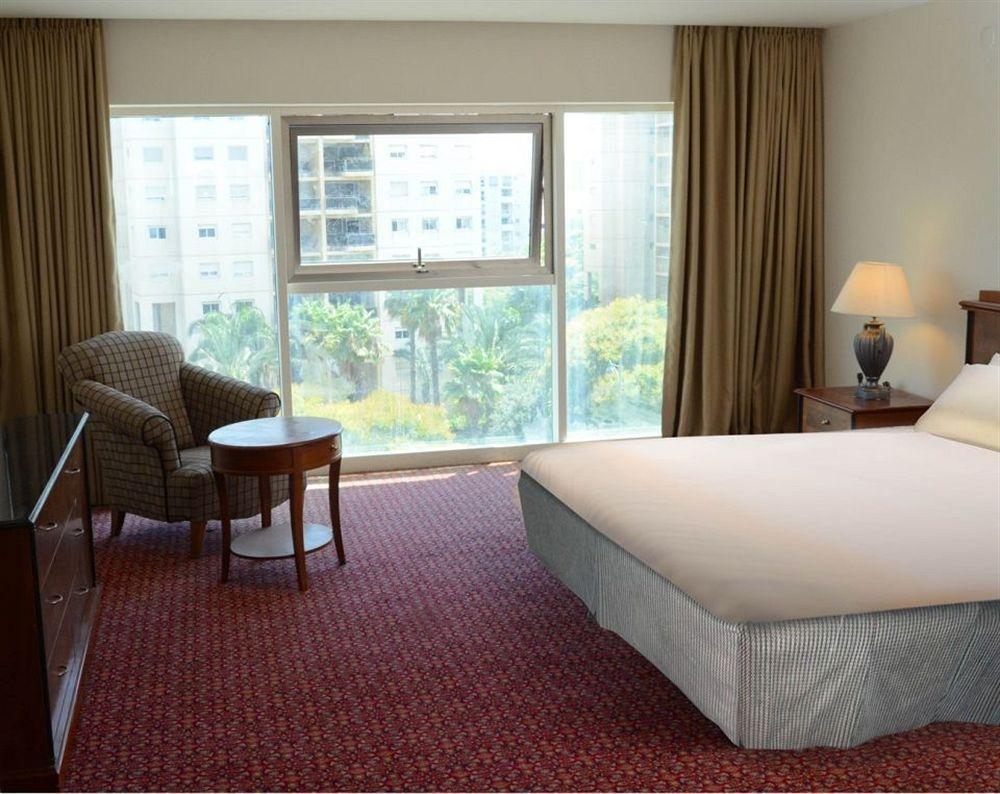 Avia Hotel & Resort Yehud-Monosson エクステリア 写真
