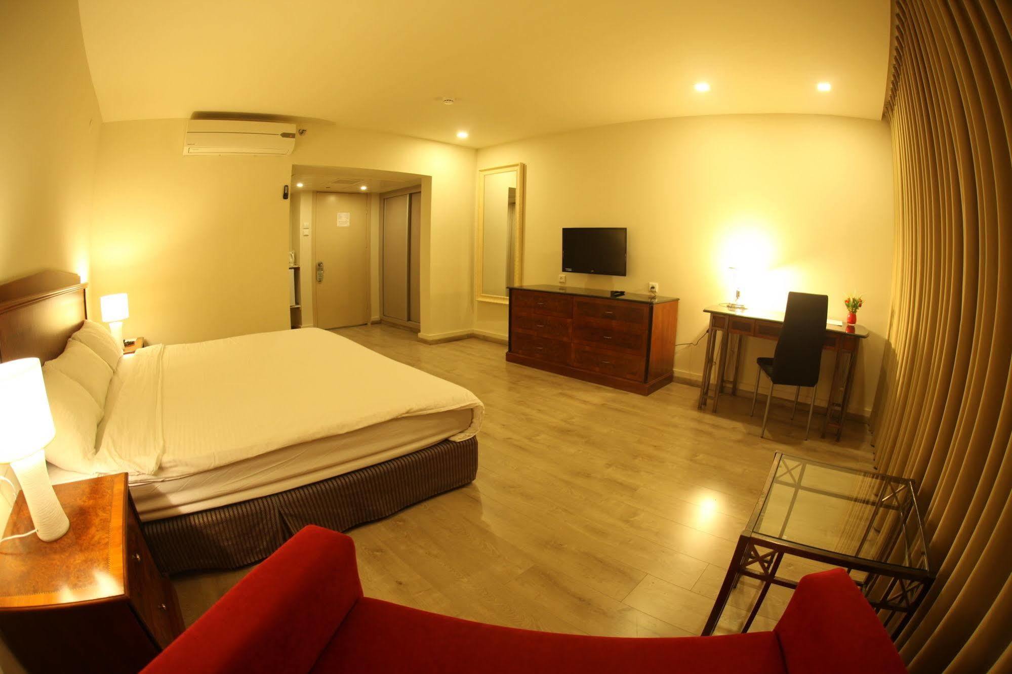 Avia Hotel & Resort Yehud-Monosson エクステリア 写真